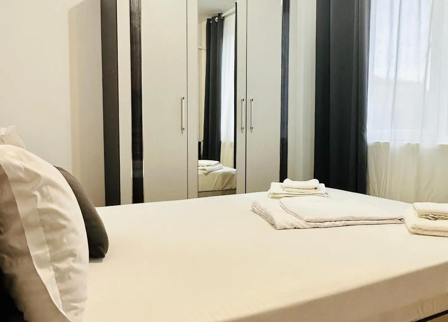 Chic Sanctuary One-Bedroom Retreat With Spectacular Landmark Views Of The Concert Hall Bukarest Apartman