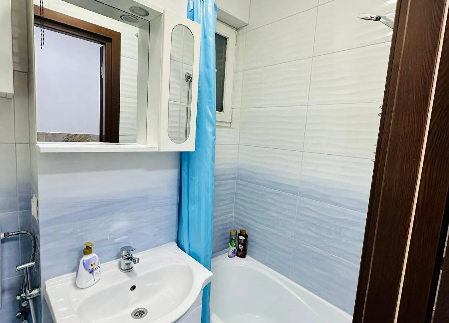 Chic Sanctuary One-Bedroom Retreat With Spectacular Landmark Views Of The Concert Hall Bukarest 0*,  Románia
