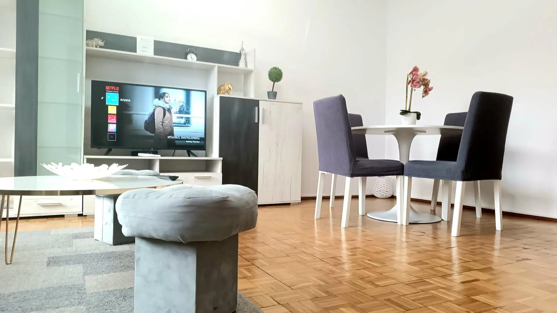 Apartman Chic Sanctuary One-Bedroom Retreat With Spectacular Landmark Views Of The Concert Hall Bukarest