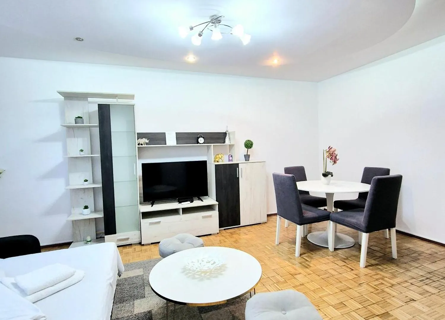 Chic Sanctuary One-Bedroom Retreat With Spectacular Landmark Views Of The Concert Hall Bukarest Apartman