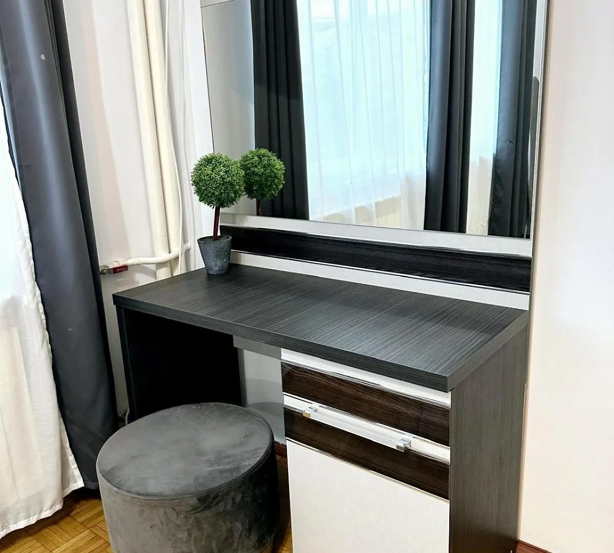 Chic Sanctuary One-Bedroom Retreat With Spectacular Landmark Views Of The Concert Hall Bukarest