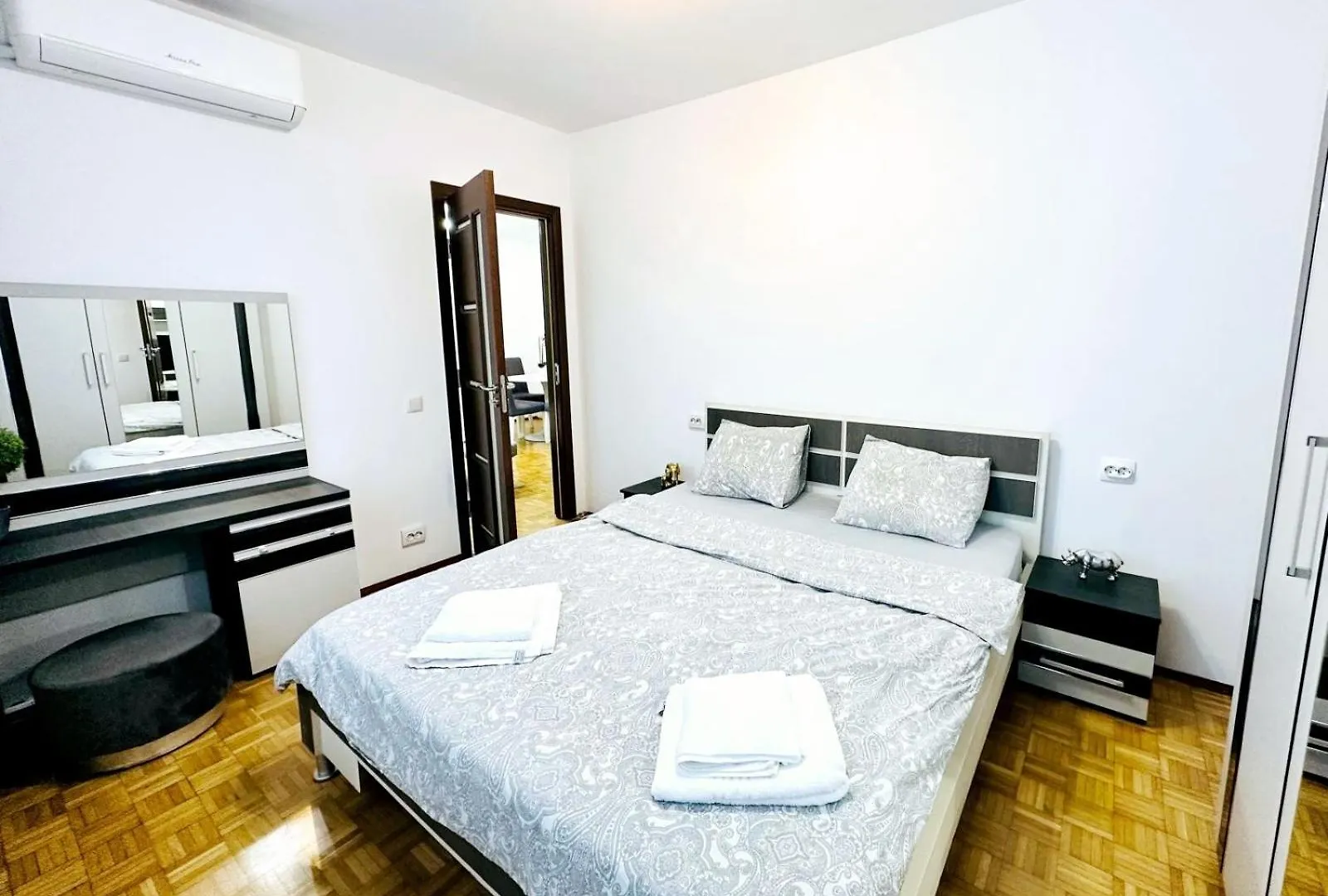 Chic Sanctuary One-Bedroom Retreat With Spectacular Landmark Views Of The Concert Hall Bukarest Apartman