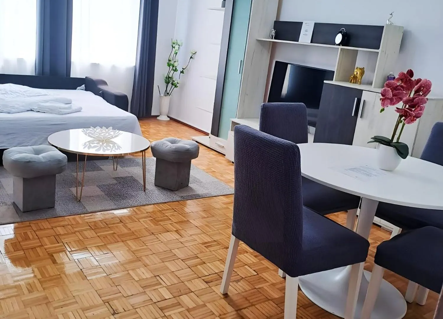 Chic Sanctuary One-Bedroom Retreat With Spectacular Landmark Views Of The Concert Hall Bukarest Románia