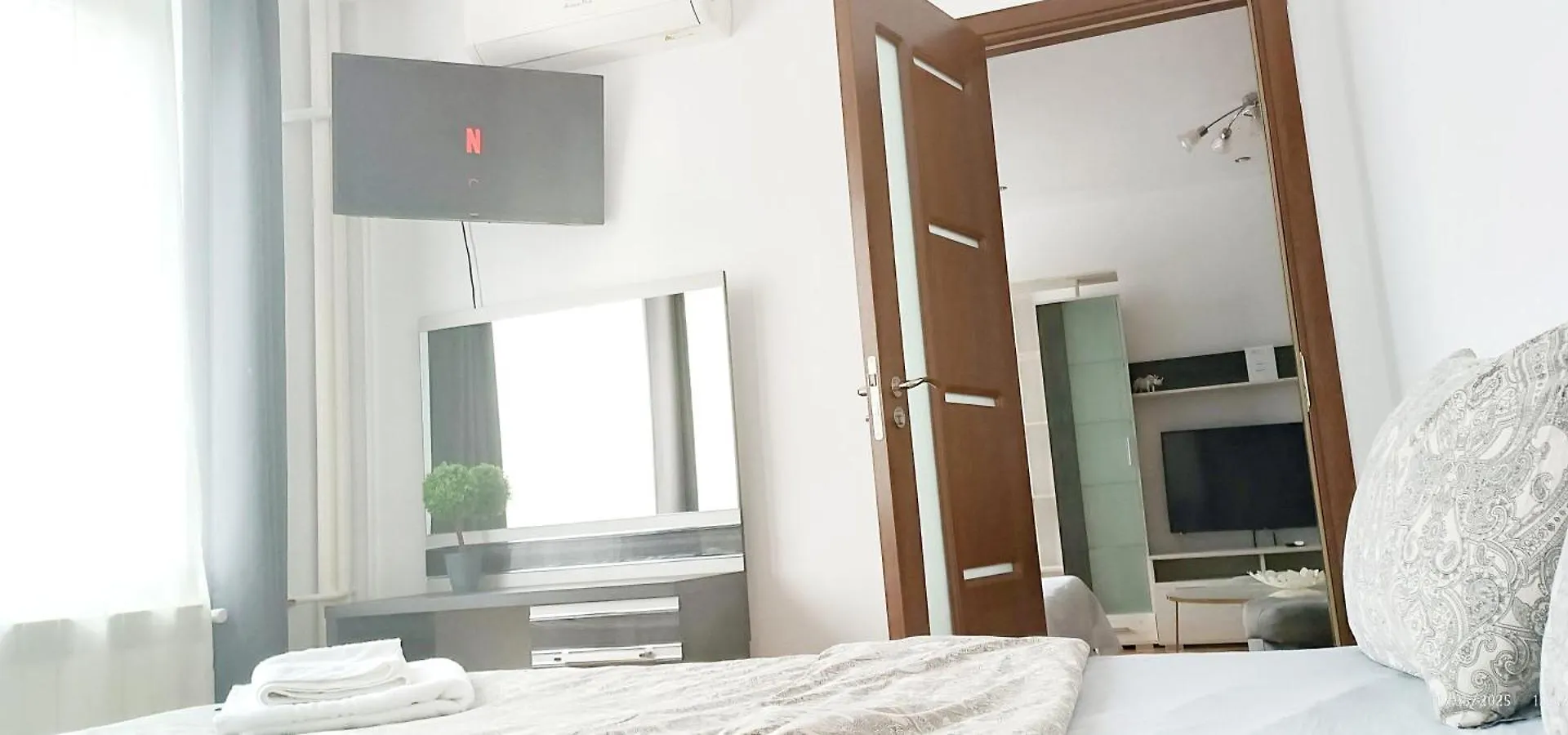Chic Sanctuary One-Bedroom Retreat With Spectacular Landmark Views Of The Concert Hall Bukarest Románia