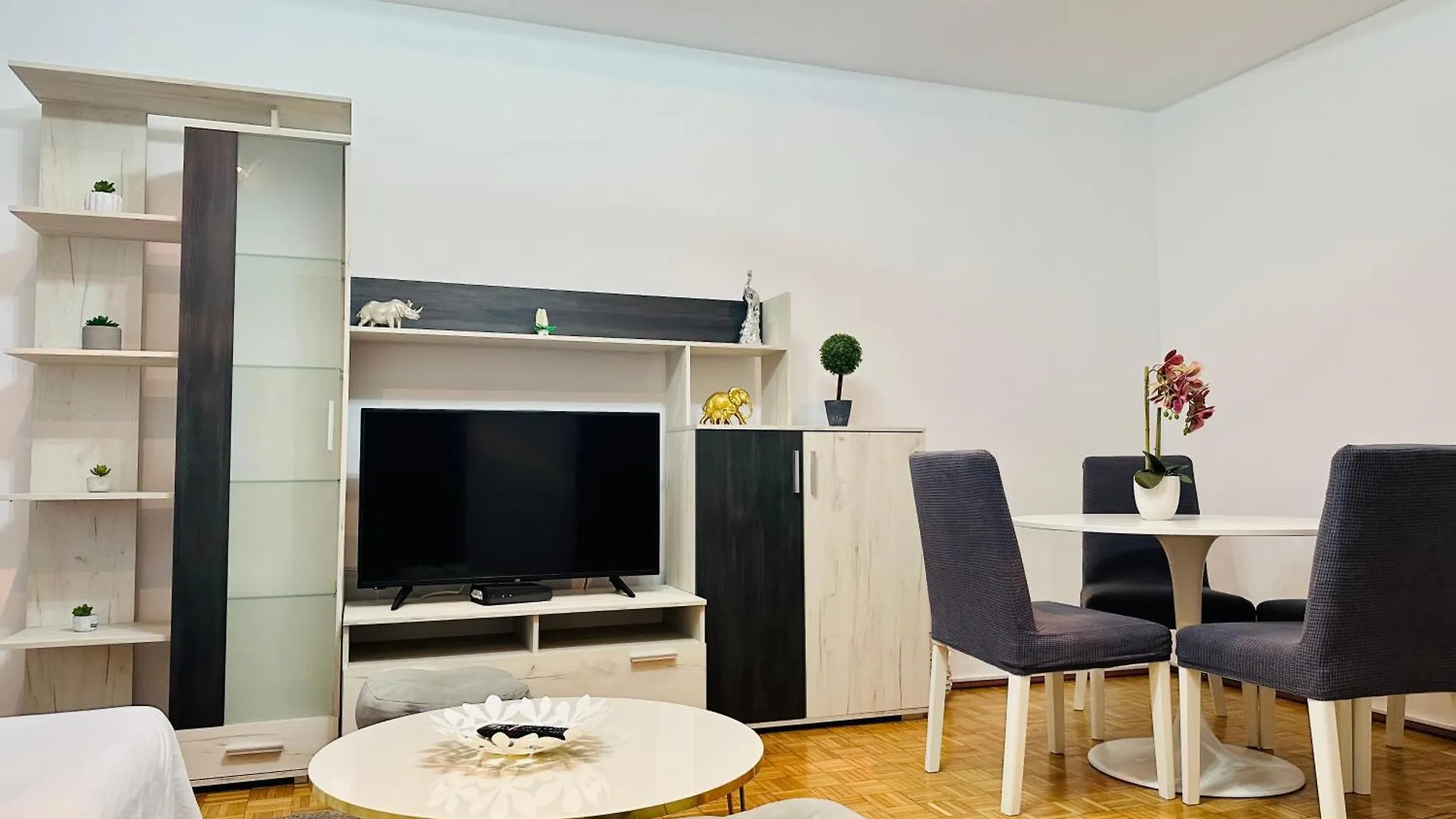 Apartment Chic Sanctuary One-Bedroom Retreat With Spectacular Landmark Views Of The Concert Hall Bucharest