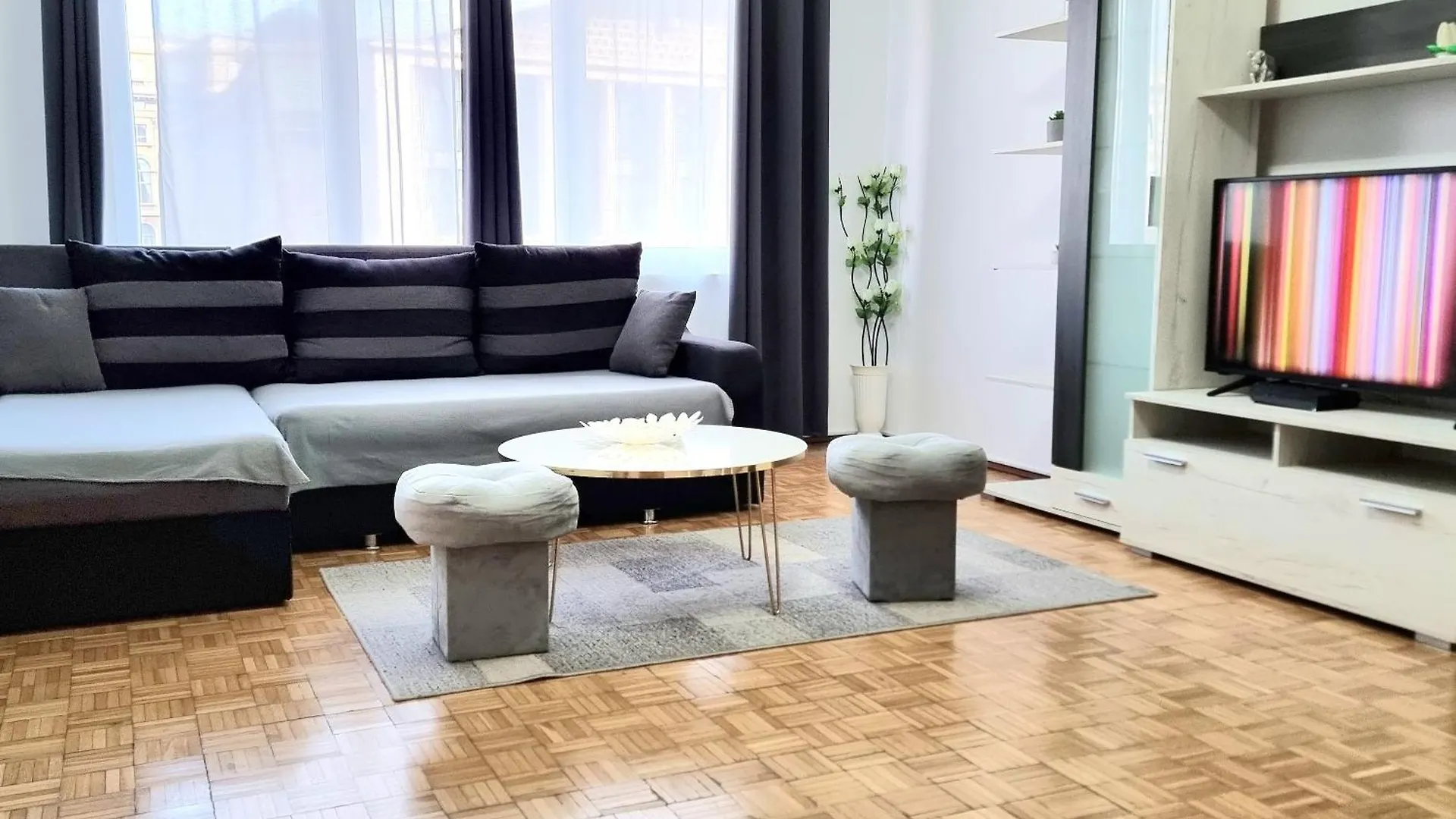 Apartment Chic Comfort 1Bdr With Landmark View - Concerthall Romania